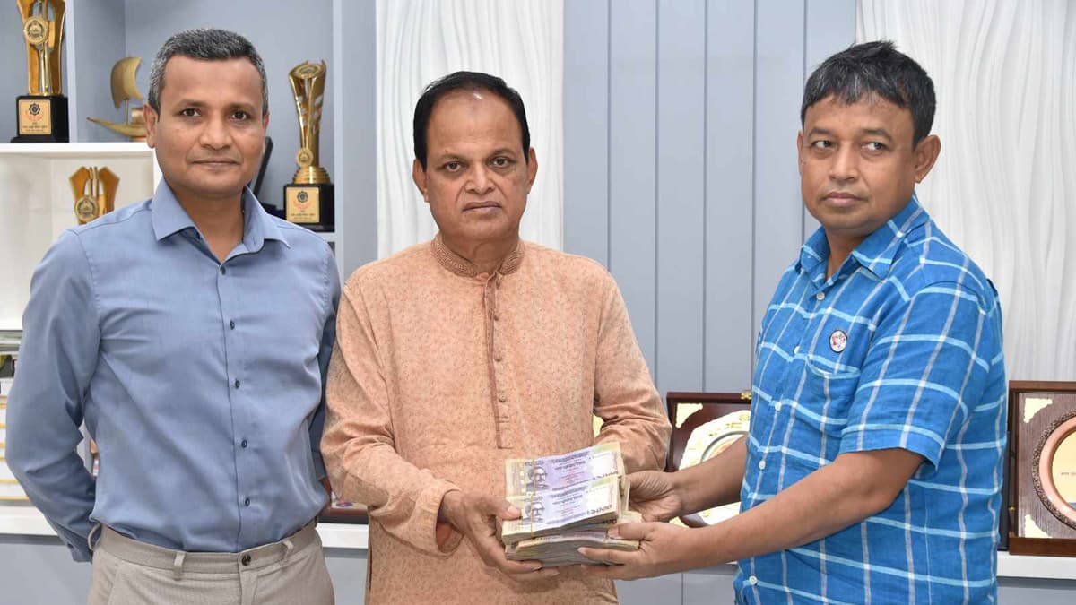 চুরি হওয়া ১২ লাখ টাকা জুয়েলার্স মালিককে উদ্ধার করে দিলো ডিবি