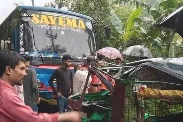 বাস-সিএনজি মুখোমুখি সংঘর্ষ, নিহত ২