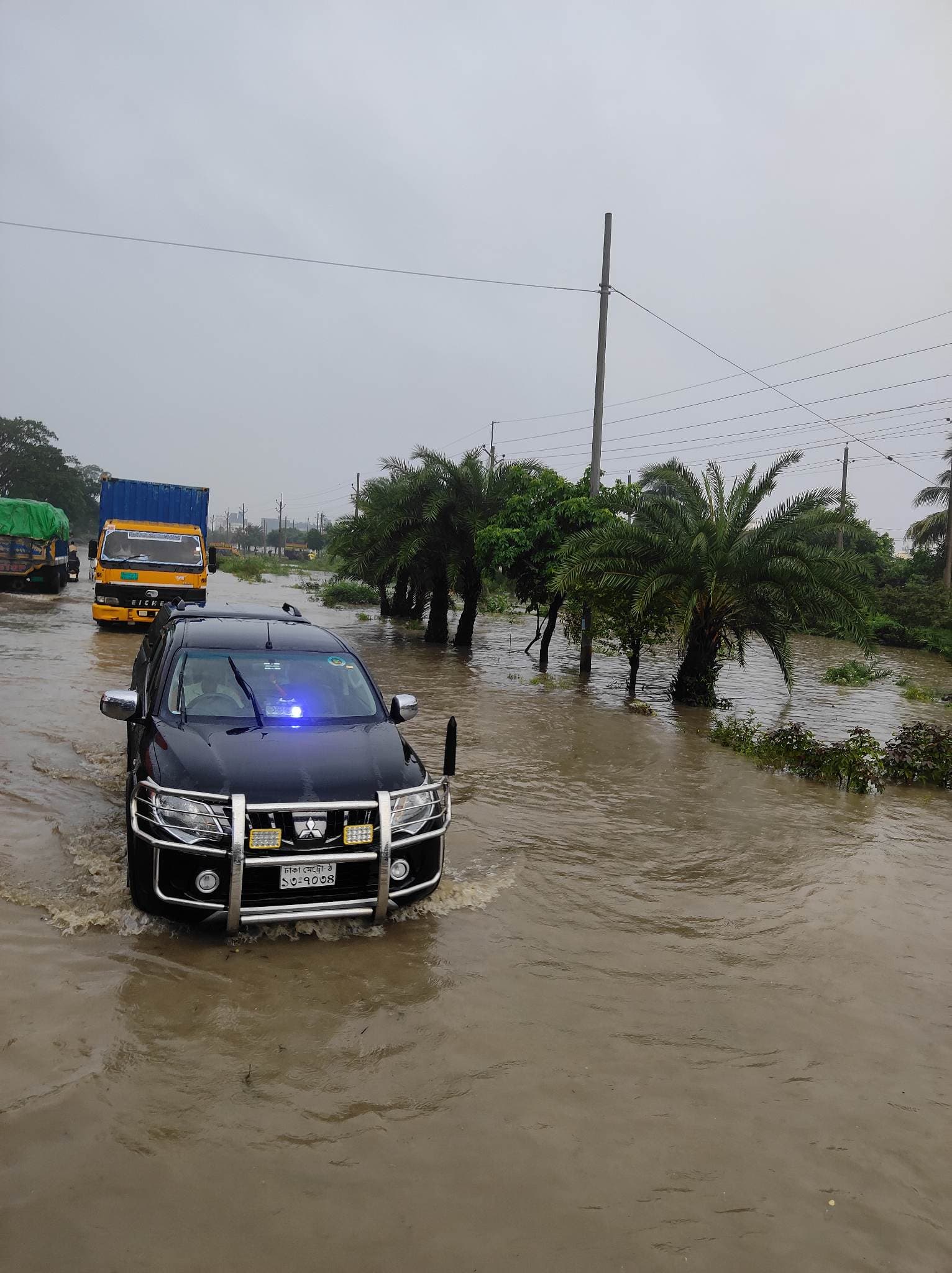 মোংলায় টানা বৃষ্টিতে বিপর্যস্ত জনজীবন, তলিয়েছে বাড়ি ও রাস্তা