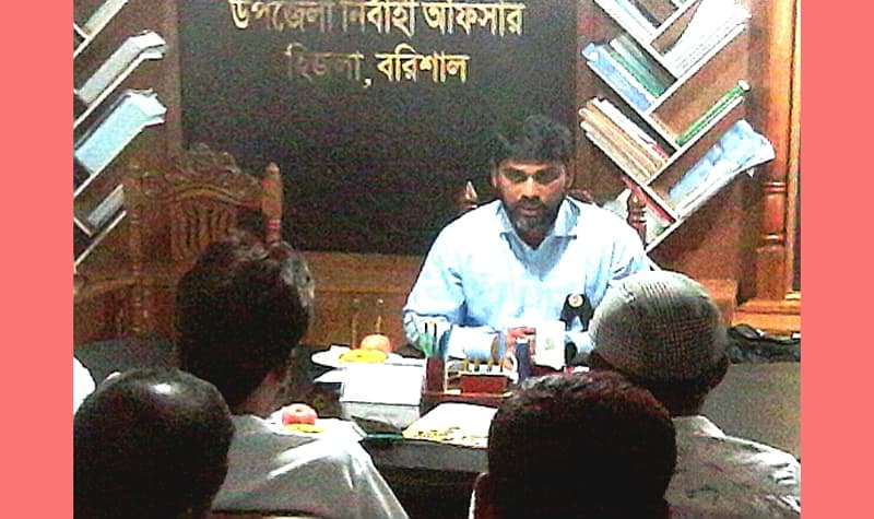 হিজলায় গৃহ প্রদান উপলক্ষ্যে ইউএনও এর সংবাদ সম্মেলন