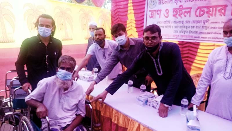 জয়নাল মৃধা মেমোরিয়াল ফাউন্ডেশনের উদ্যোগে ত্রাণ ও হুইল চেয়ার বিতরণ