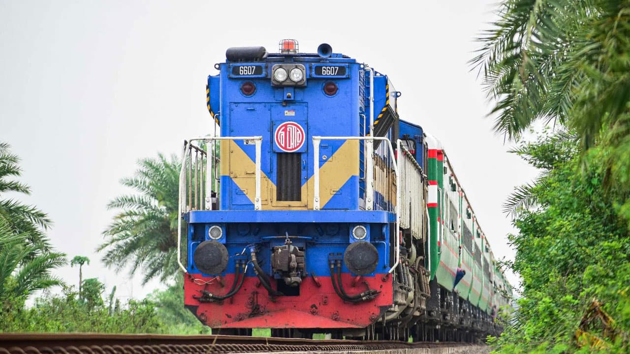 ২৭ দিন বন্ধ থাকার পর চালু হচ্ছে আন্তঃনগর ট্রেন