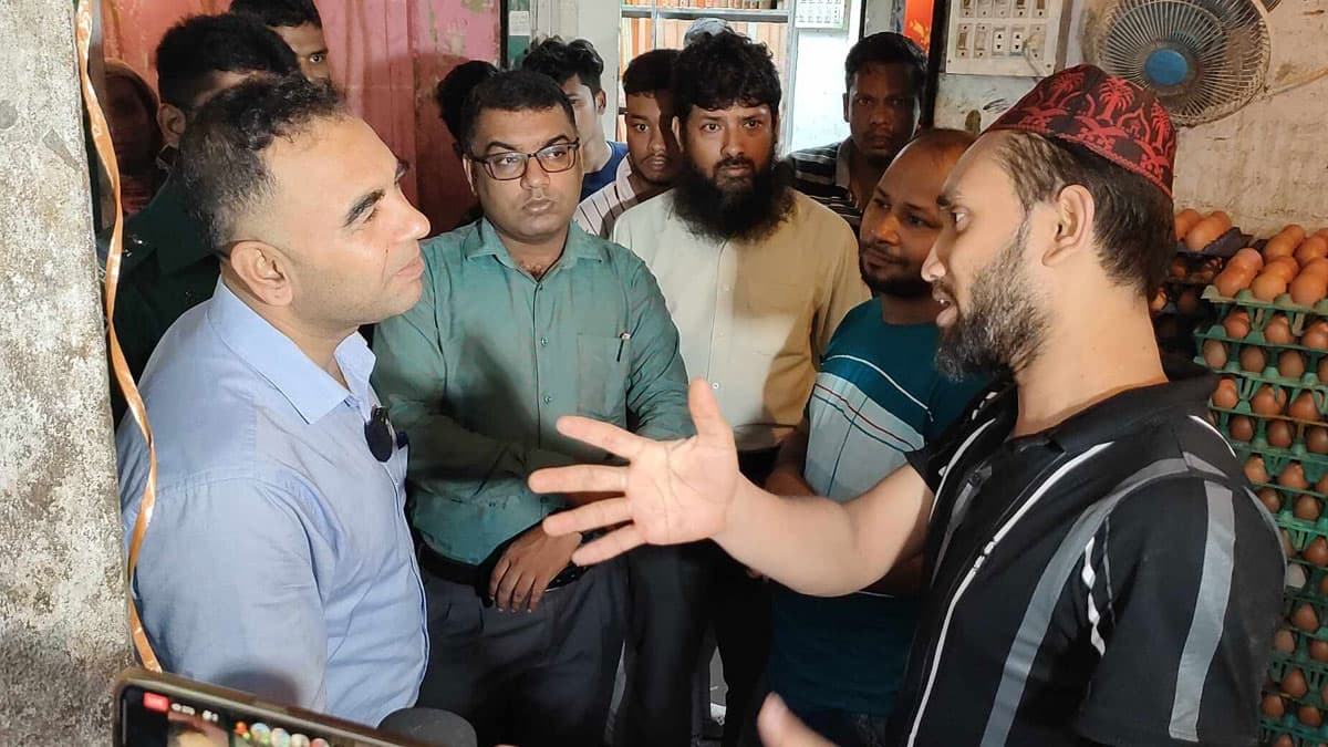 ডিমের আড়তে চলছে ভোক্তা অধিদপ্তরের অভিযান