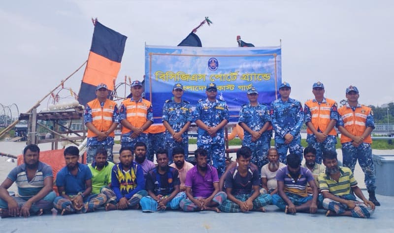 সমুদ্রে ভাসতে থাকা ১৪ জেলেকে জীবিত উদ্ধার করল কোস্ট গার্ড