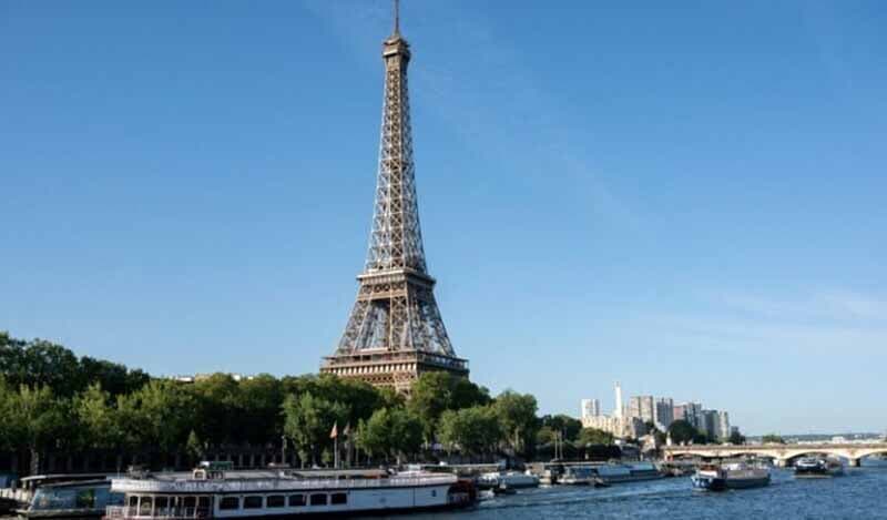 আইফেল টাওয়ারের চূড়ায় মাতাল দম্পতি! অত:পর ...