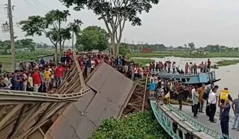 সেতু ভেঙে মালবাহী ট্রাক নদীতে, চালক ও হেলপার নিখোঁজ