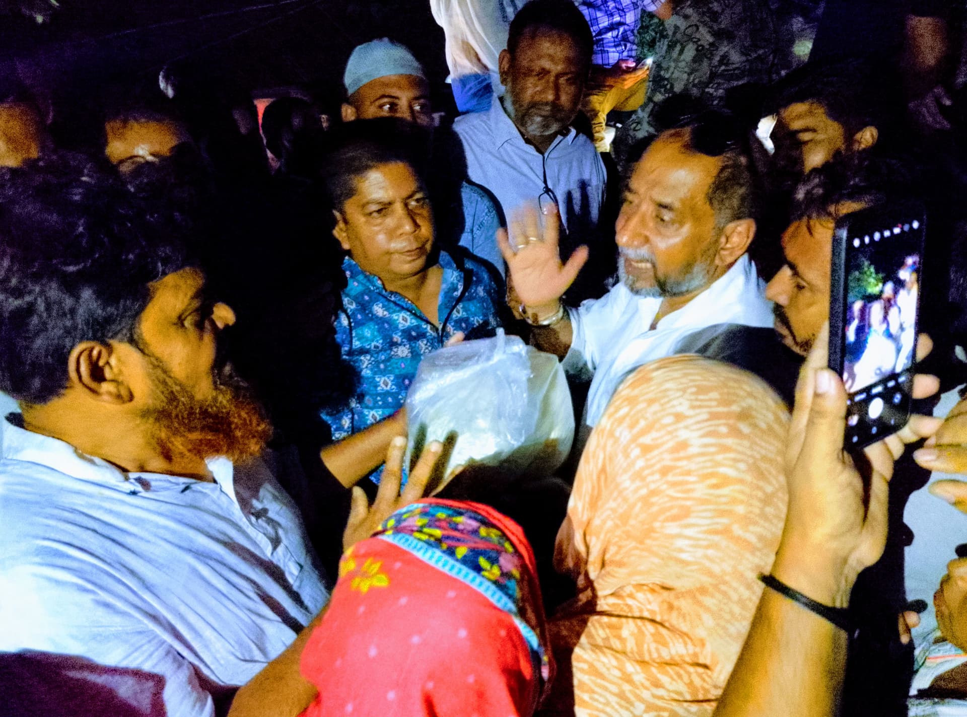 দেবীদ্বারে পানিবন্দীদের মাঝে বিএনপির ত্রাণ বিতরণ