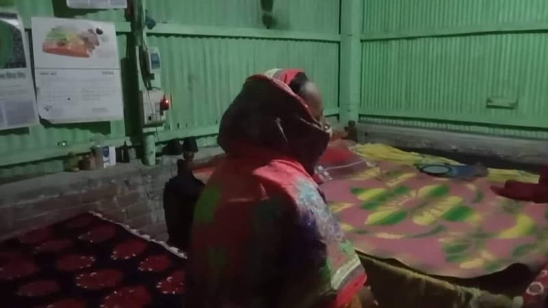 বিয়ের দাবীতে ভাতিজার ঘরে চাচির অবস্থান