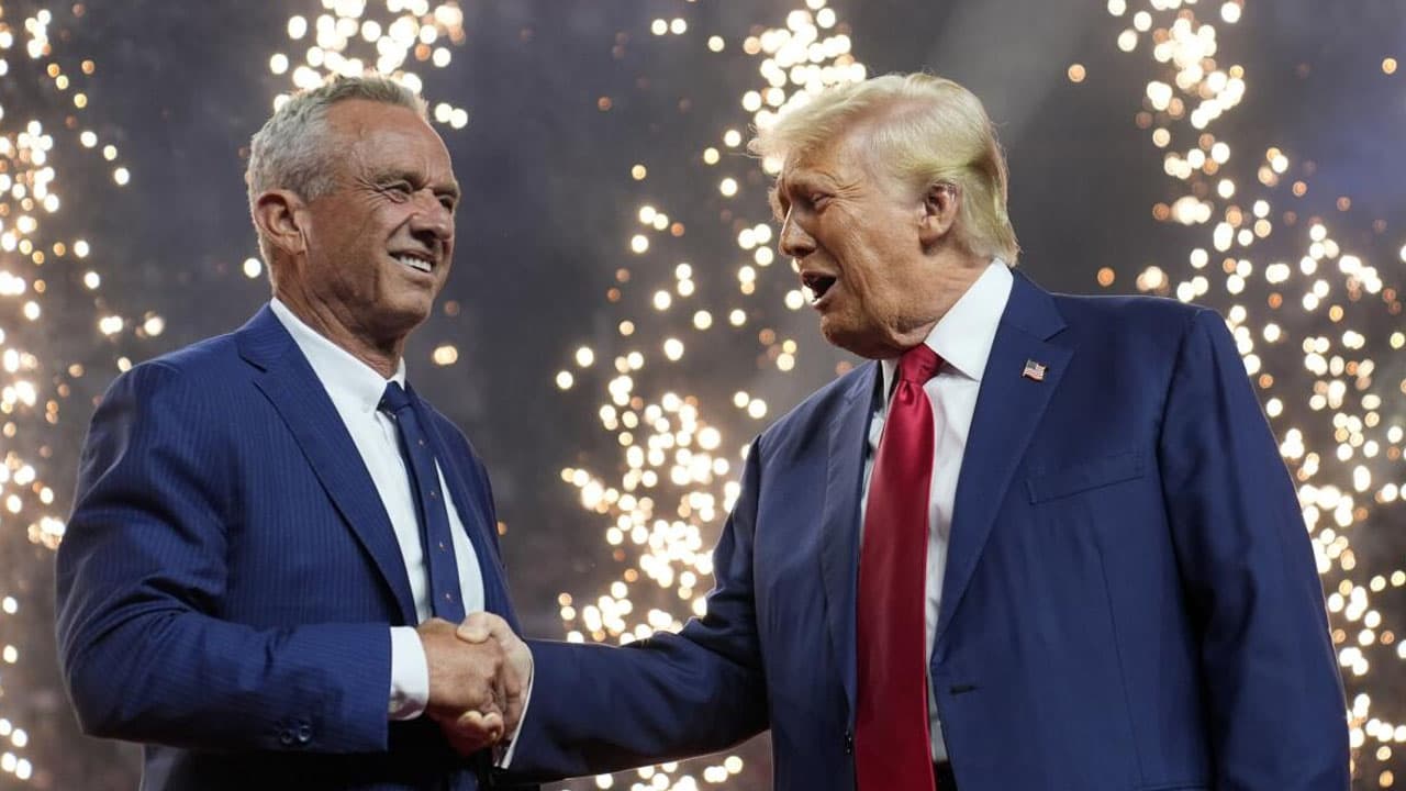 ট্রাম্পকে সমর্থন দিয়ে নির্বাচন থেকে সরে দাঁড়ালেন কেনেডি জুনিয়র