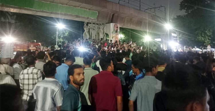 আনসারদের হাতে অবরুদ্ধ উপদেষ্টারা, সচিবালয়ে যাচ্ছেন শিক্ষার্থীরা