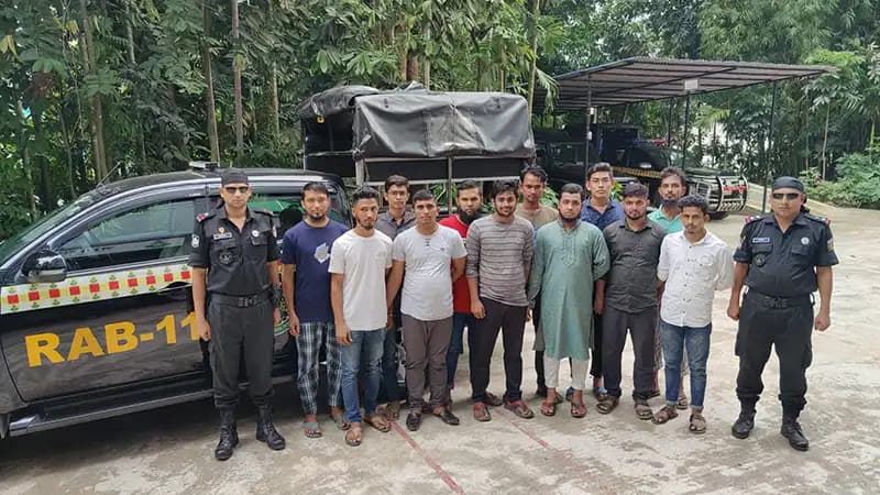 নোয়াখালীতে ৬০টি পাসপোর্টসহ ১৭ দালাল গ্রেফতার