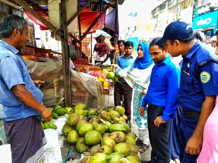 ঝালকাঠিতে বেশি দামে ডাব বিক্রির অপরাধে তিন বিক্রেতাকে জরিমানা