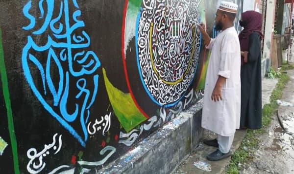 বিপ্লবের মুষ্টি ছেড়ে রং তুলির আঁচড়ে দেয়াল সাজাচ্ছে রাজাপুরের শিক্ষার্থীরা