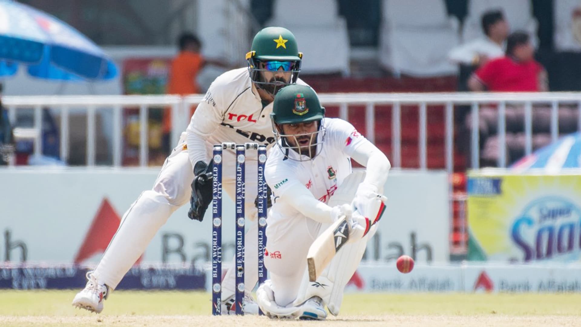 মিরাজ-লিটনের ব্যাটে বিপর্যয় সামাল দিয়ে লাঞ্চে গেল বাংলাদেশ