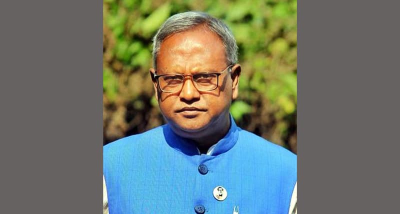 আত্রাইয়ে অসুস্থ্য গোলামের পাশে দাঁড়ালেন এমপি হেলাল