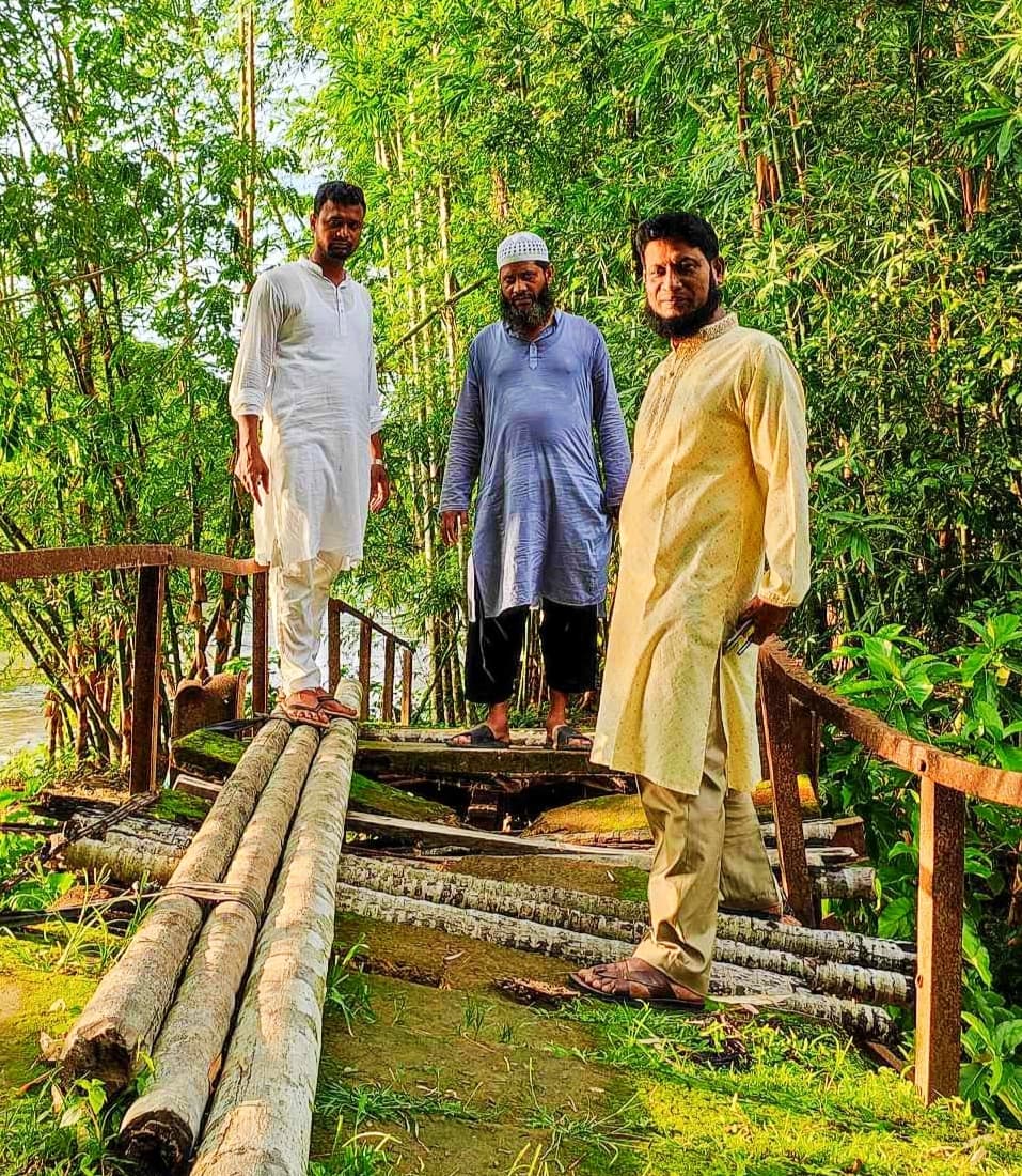 কাউখালীতে ঝুঁকিপূর্ণ ব্রিজ দিয়ে পারাপার হচ্ছে এলাকাবাসী