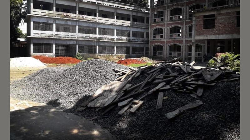 বিদ্যালয়ের মাঠ জুড়ে নির্মাণ সামগ্রী, পাঠদান ব্যাহতের শংকা