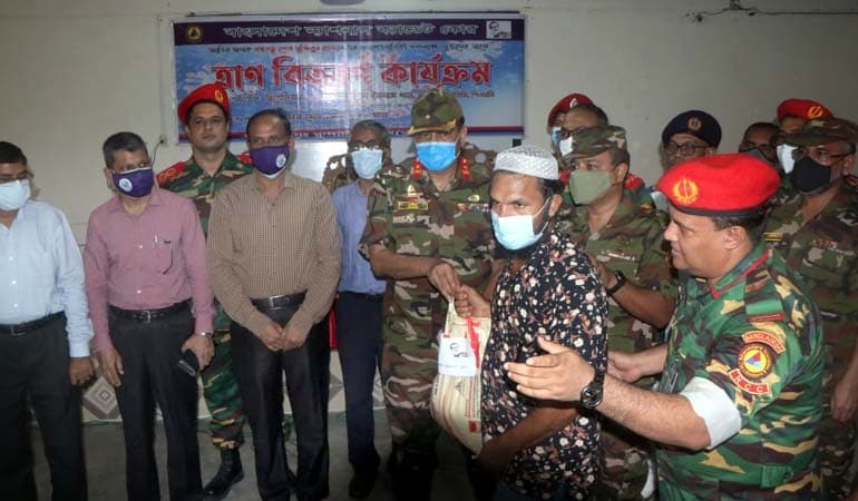 বিএনসিসি সুন্দরবন রেজিমেন্টের উদ্যােগে বরিশালে ত্রাণ বিতরণ
