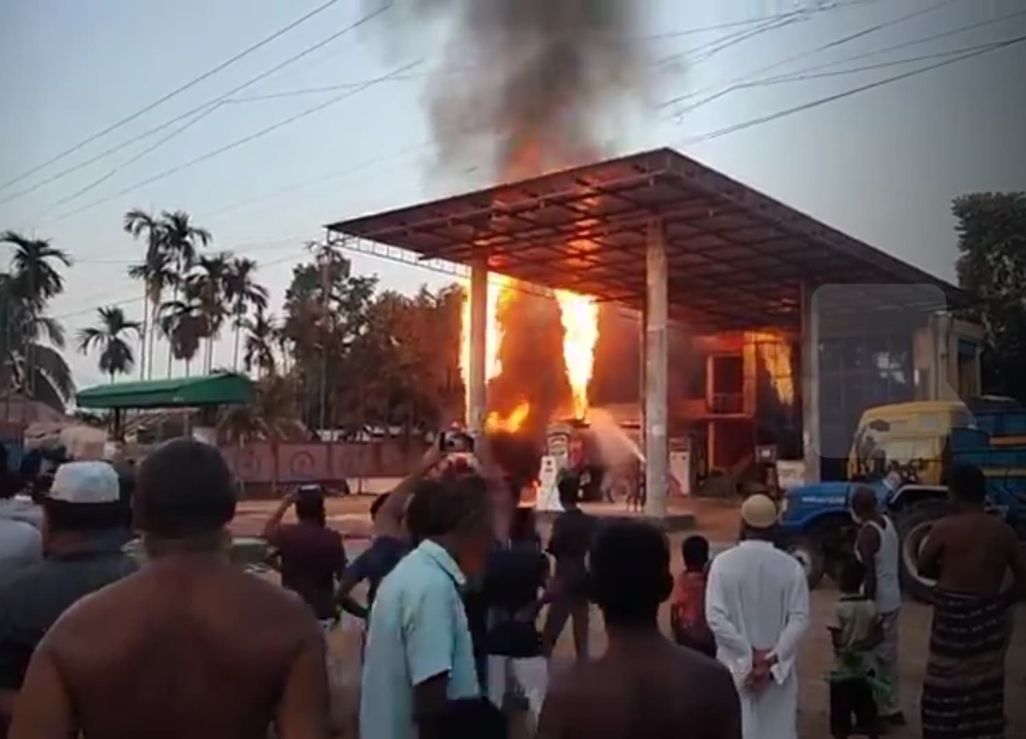 ভূরুঙ্গামারীতে ফিলিং স্টেশনে আগুন, পুড়ল জ্বালানি তেল ও ট্যাংক-লরি