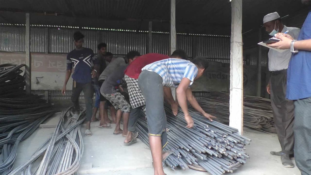 চুরির ট্রাকভর্তি রড আ.লীগ নেতার গোডাউন থেকে উদ্ধার