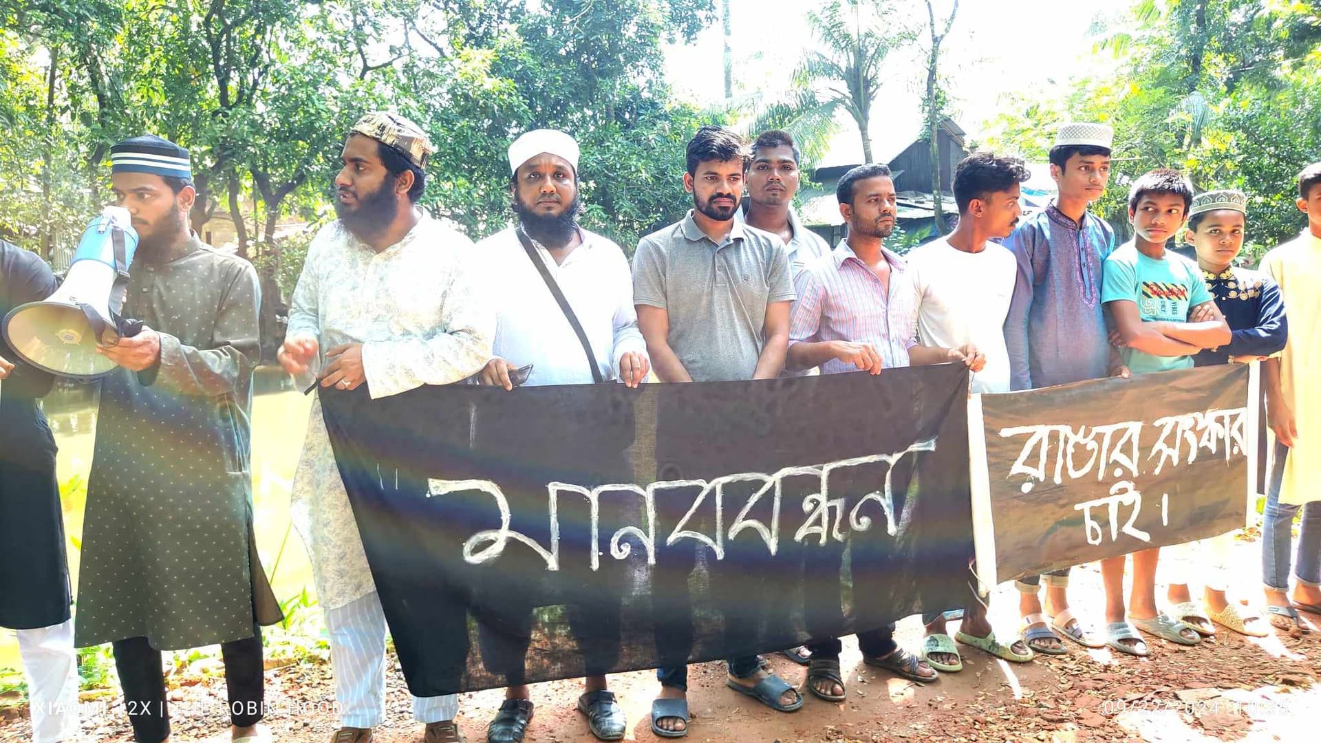 নলছিটিতে সড়ক সংস্কারের দাবিতে মানববন্ধন