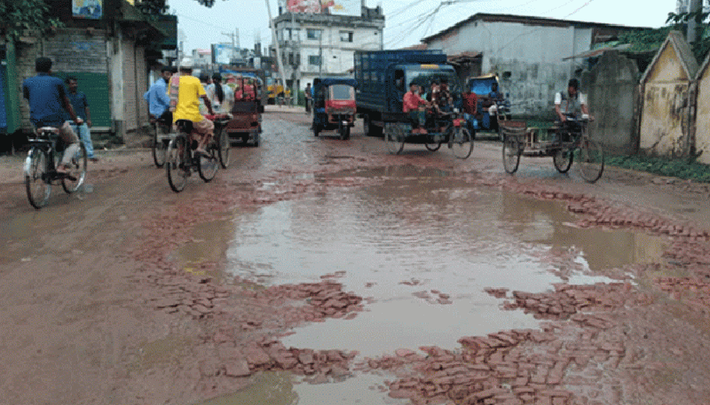 হিলি স্থলবন্দরের প্রধান সড়ক চলাচলের অনুপযোগী, জনভোগান্তি