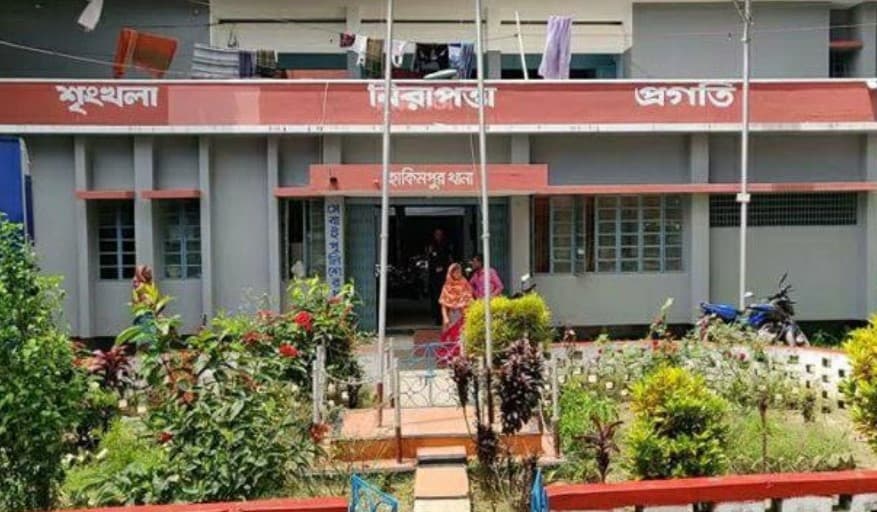 প্রেমের টানে ভারতে যাওয়ার পথে পুলিশের হাতে তরুণী আটক