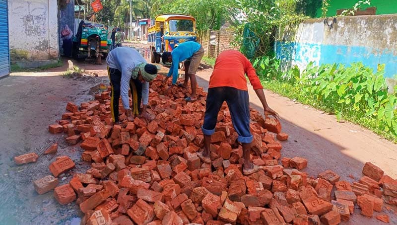 কাউখালীতে নিজ উদ্যোগে রাস্তার সংস্কার কাজ করছেন মহিউদ্দিন মহারাজ