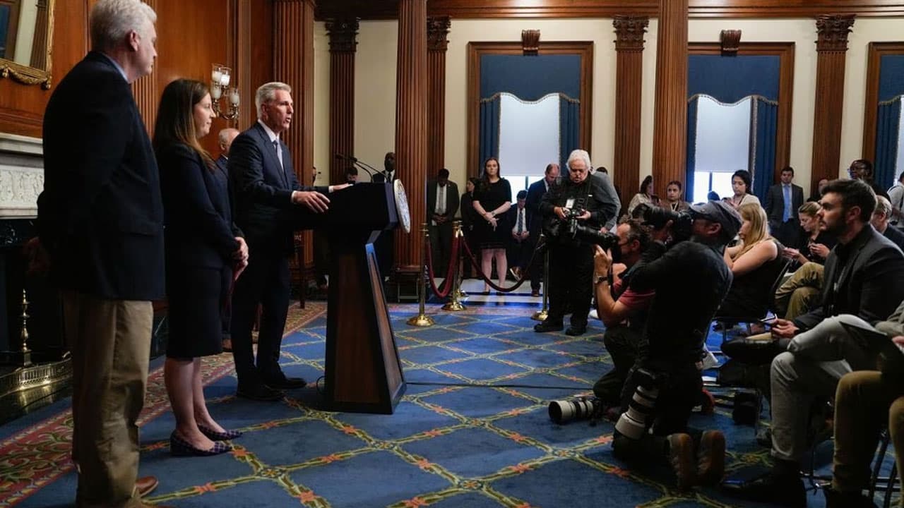 অল্পের জন্য শাটডাউন এড়ালো যুক্তরাষ্ট্র