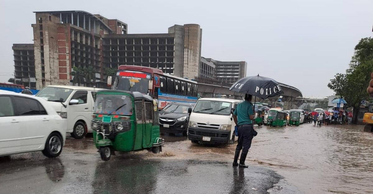 মোটর বসিয়ে উত্তরার সড়কের পানি সরাচ্ছে পুলিশ