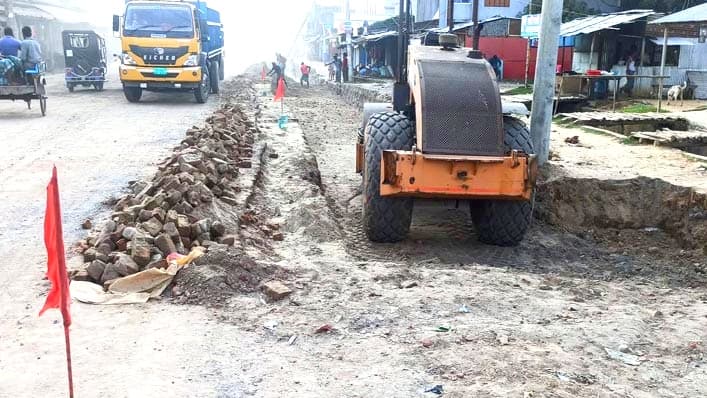 হিলি স্থলবন্দরে কাঙ্ক্ষিত ফোরলেন সড়কের কাজ শুরু