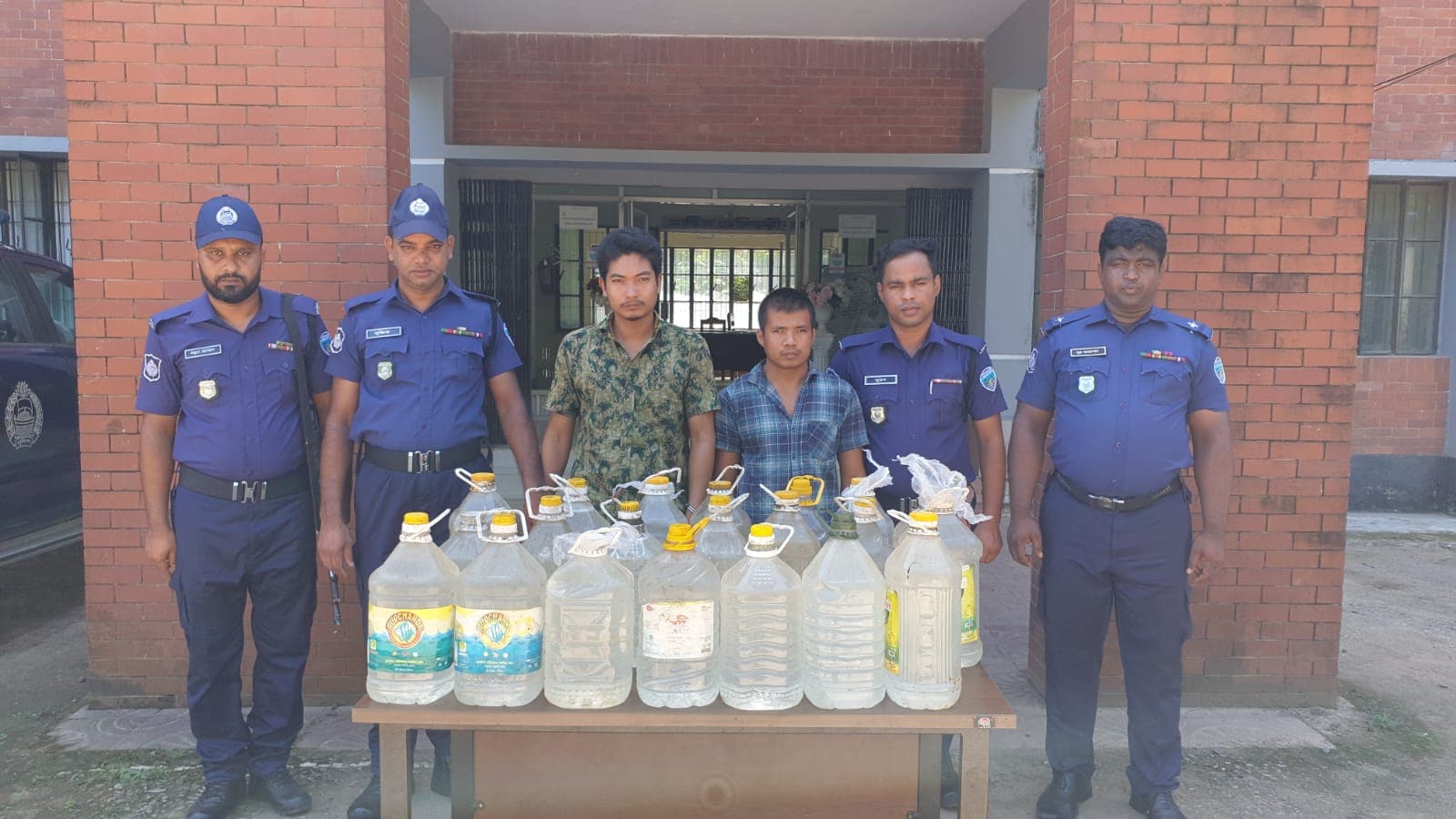 মহালছড়িতে ১০৫ লিটার চোলাই মদসহ ২ মাদক কারবারি গ্রেপ্তার