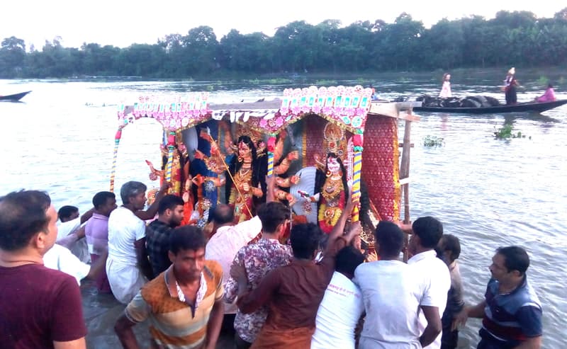 আত্রাইয়ে প্রতিমা বিসর্জনের মধ্য দিয়ে শেষ হলো শারদীয় দুর্গোৎসব