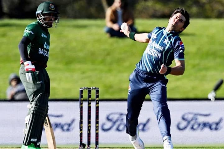 নেওয়াজের জোড়া আঘাত, চাপে বাংলাদেশ