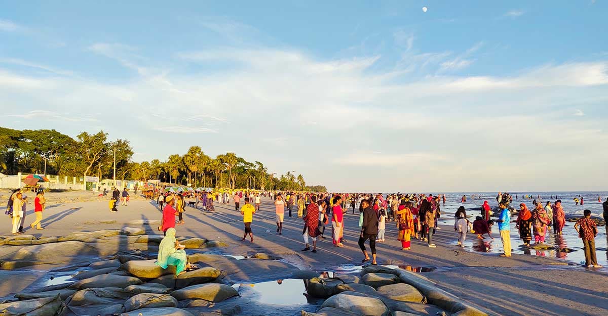 পর্যটকে মুখরিত কুয়াকাটা সমুদ্র সৈকত