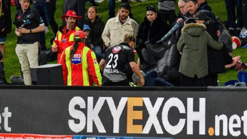 ফিলিপস এর ছক্কায় গ্যালারিতে আহত কিশোরী