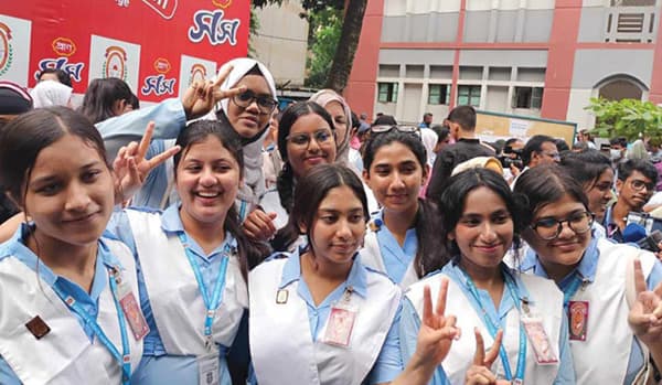 এইচ.এস.সি: বরিশালে পাসের হার ৮১.৮৫, এগিয়ে মেয়েরা, শীর্ষে ঝালকাঠি