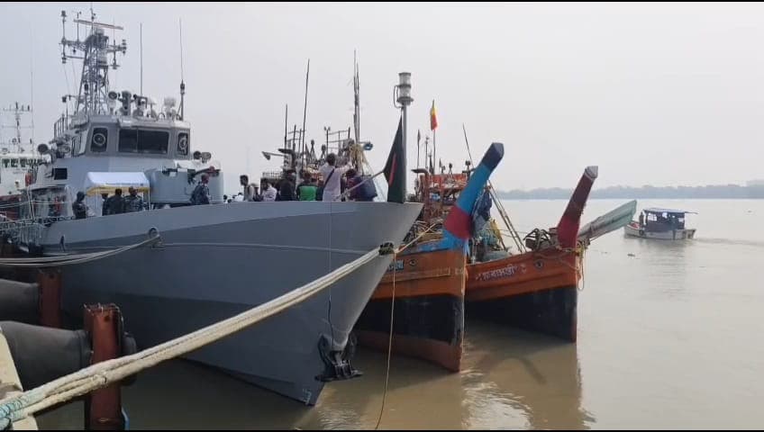 বঙ্গোপসাগরে ভারতীয় ট্রলিং বোট আটক, ৩১ জেলে গ্রেপ্তার