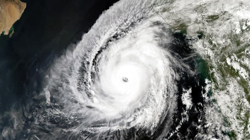 ঘুর্ণিঝড় সিত্রাং আতংকে সমুদ্র পাড়ের মানুষ