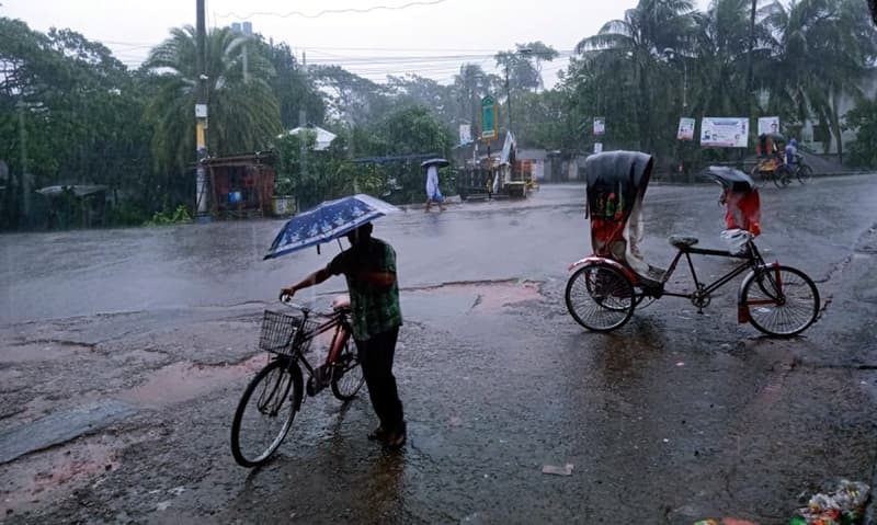 ঘূর্ণিঝড় সিত্রাং: বরিশালে ভাড়ি বৃষ্টি, প্রস্তুত ১০৫২টি আশ্রয় কেন্দ্র