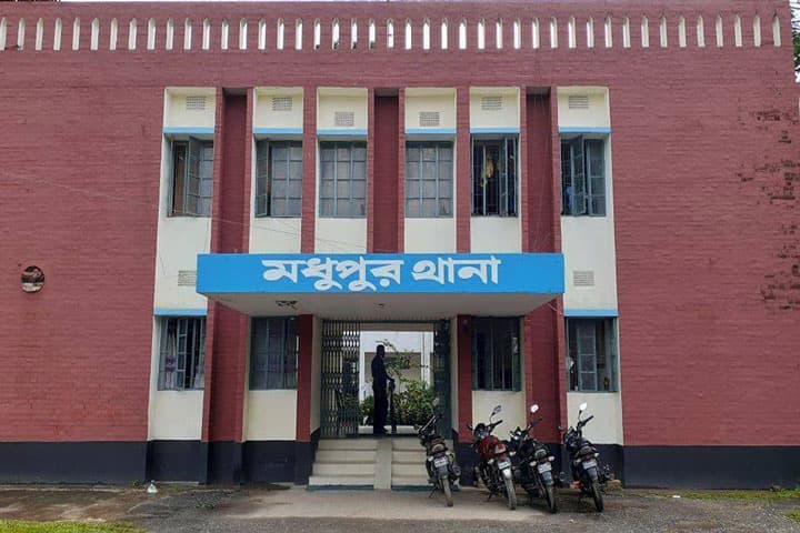 আসামি নিয়ে ফেরার পথে দুই পুলিশসহ নিহত ৩