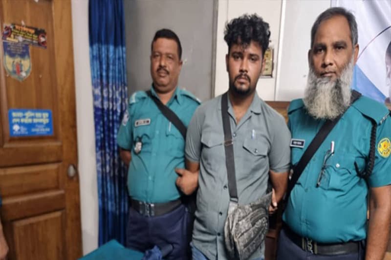ঢাকায় চাঁদাবাজিকালে খেলনা পিস্তলসহ ভুয়া পুলিশ আটক