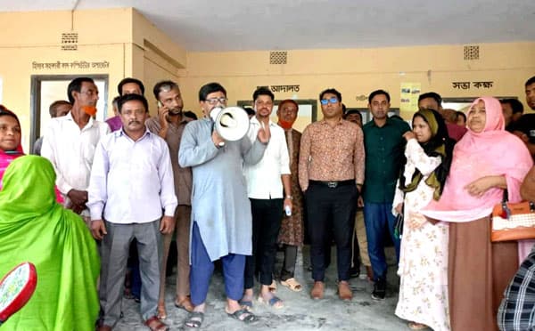 হাকিমপুরে ভিডব্লিউবি কর্মসূচির আওতায় চাল বিতরণ