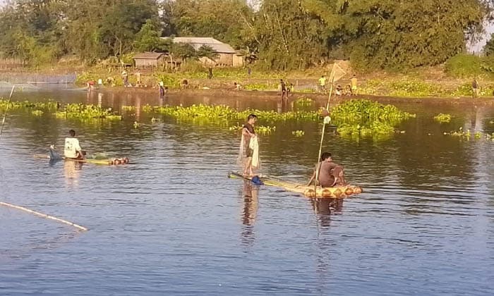 টাঙ্গন ব্যারেজে চলছে মাছ ধরার উৎসব