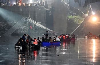 ঝুলন্ত সেতু ভেঙে নদীতে, নিহত বেড়ে ১৪০