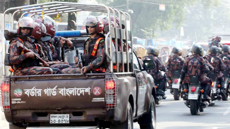 রাজধানীতে মোড়ে মোড়ে পুলিশ-বিজিবি-র্যাব