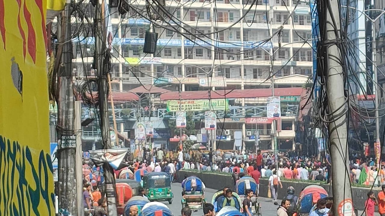 শ্রমিক আন্দোলনে উত্তাল মিরপুর, বন্ধ যান চলাচল