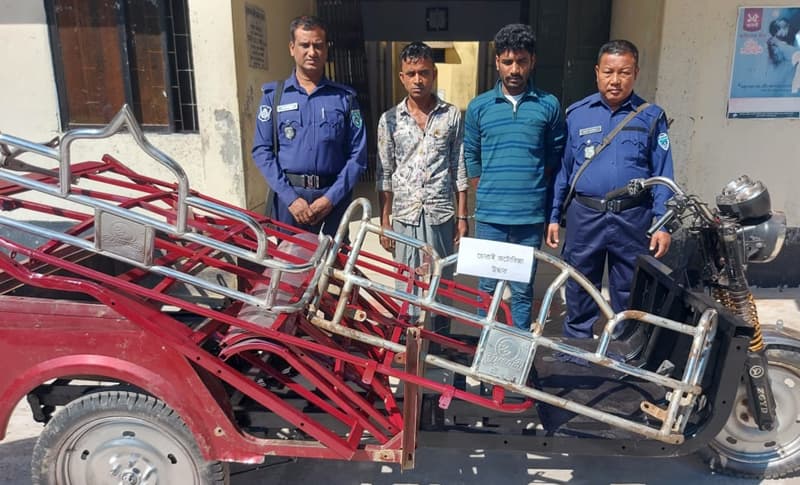 ভূরুঙ্গামারীতে চুরির অভিযোগ দুই যুবক গ্রেফতার, অটোরিকশা উদ্ধার