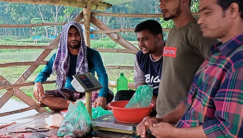 কিস্তিতে গরুর মাংস বিক্রির ব্যতিক্রমী উদ্যোগ চার বন্ধুর