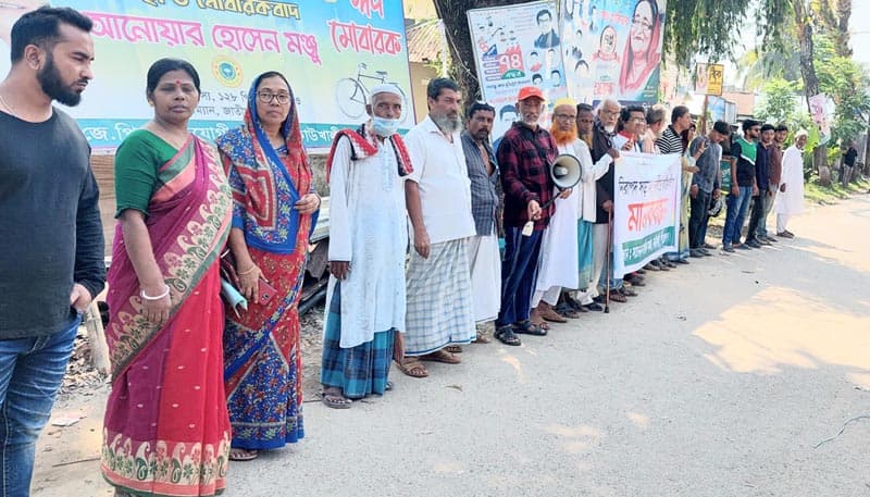 নিরপদ সড়কের দাবিতে কাউখালীতে মানববন্ধন